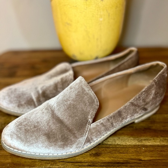 Indigo Shoes - INDIGO RD. Hani Crushed Velvet Loafer Size 9.5 Taupe